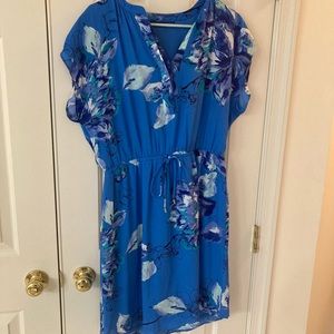 Short sleeve blue floral v-neck dress